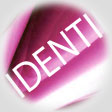 mot identification en diagonale sur fond mauve